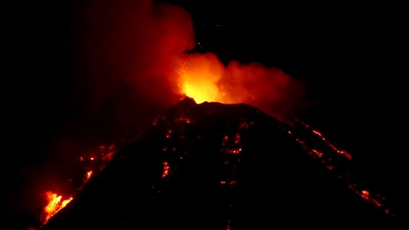 Etna v noci opět soptila, vychrlila popel do výšky čtyř kilometrů